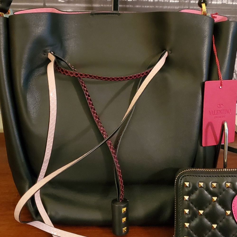 Valentino Garavani Bucket Bag with Rockstud Wallet - Picture 2 of 16